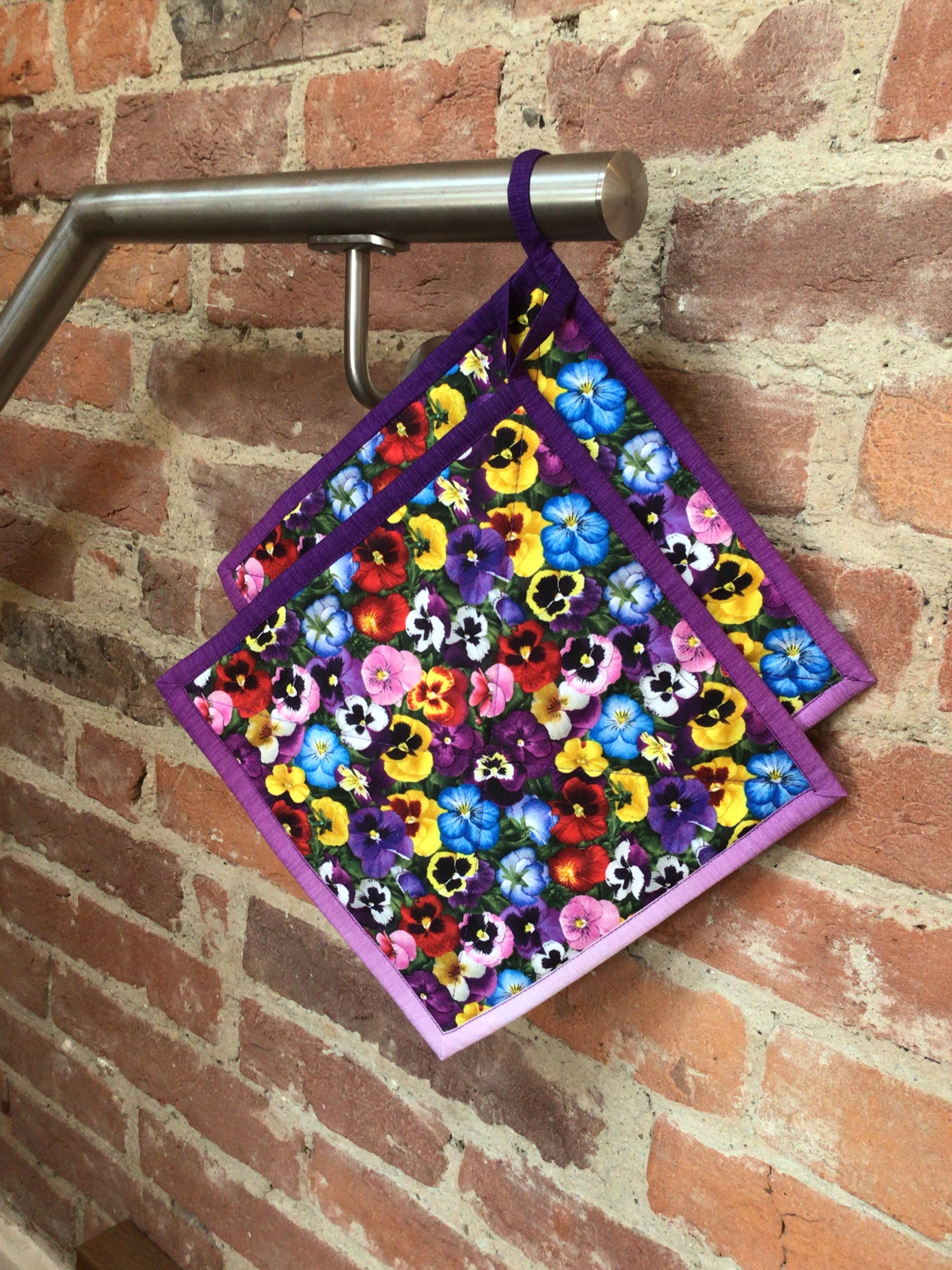 Stoff mit Stiefmütterchen/ Topflappen