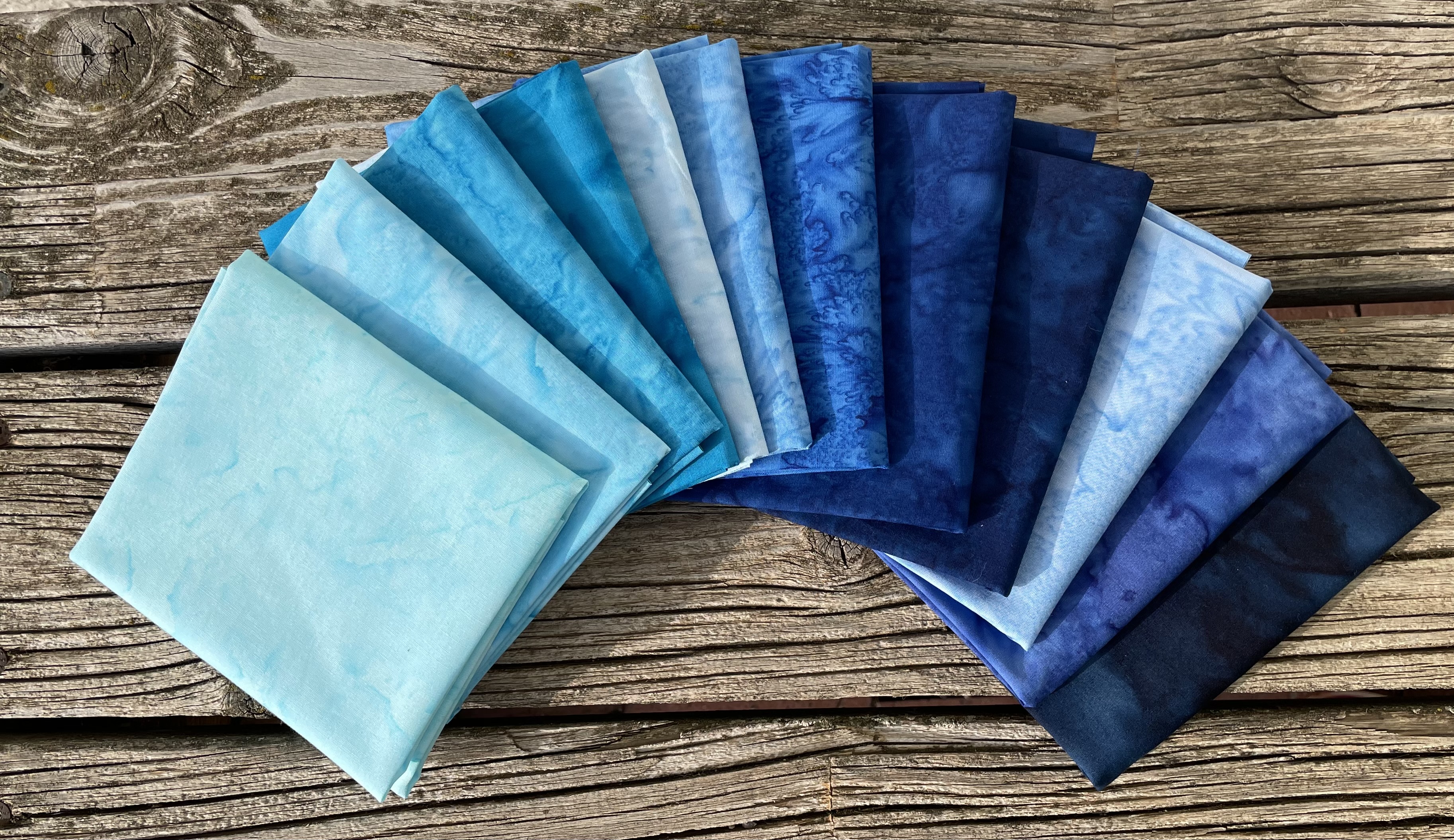 Batikstoffe in Blau-Türkis, Batik Unis.