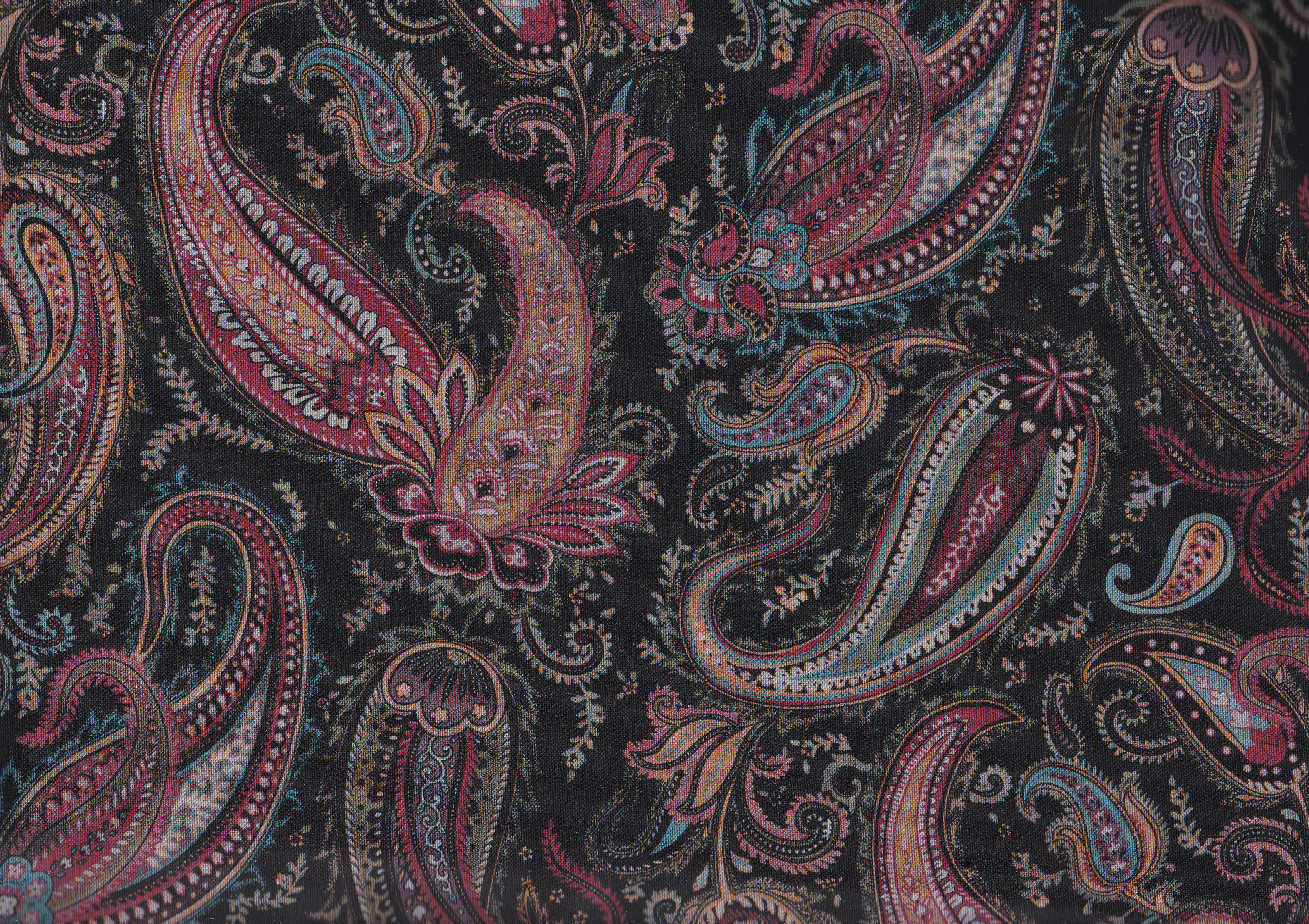 Paisley Muster, Weinrot-Blau-Braun auf schwarz.