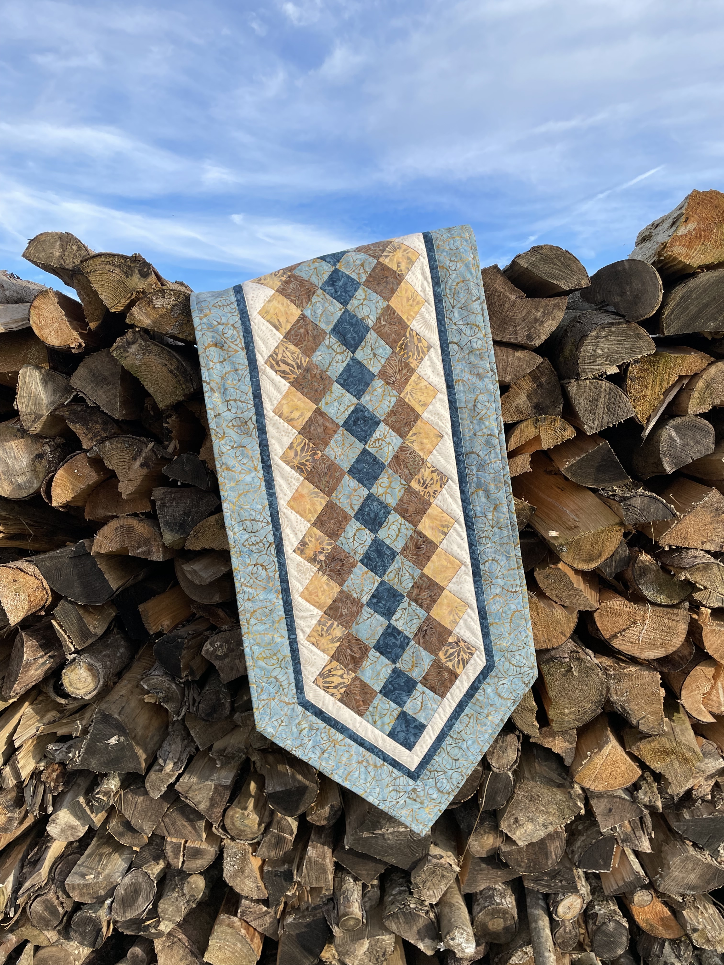 Materialpacket für Tischläufer "Kästchen " mit Batikstoffen genäht