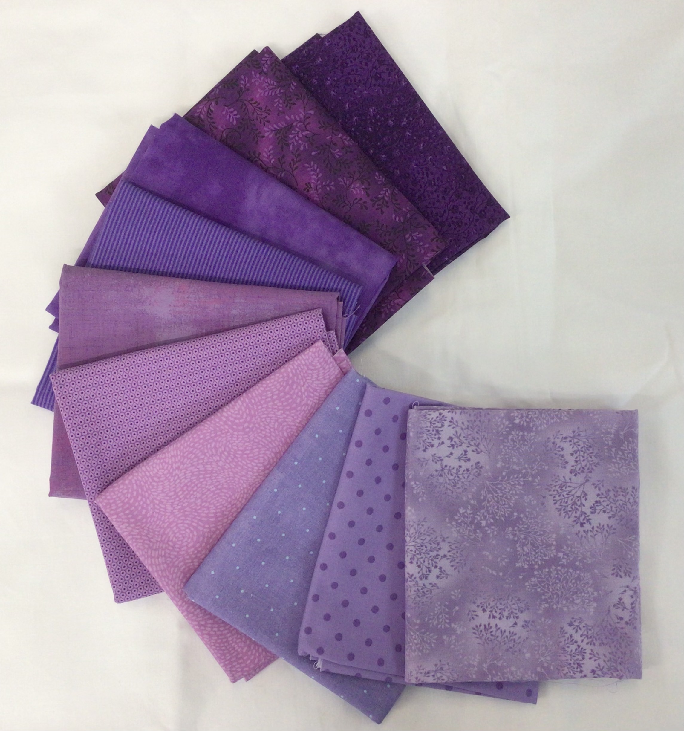 Basicstoffe in Lila, Flieder. Falsche Unis