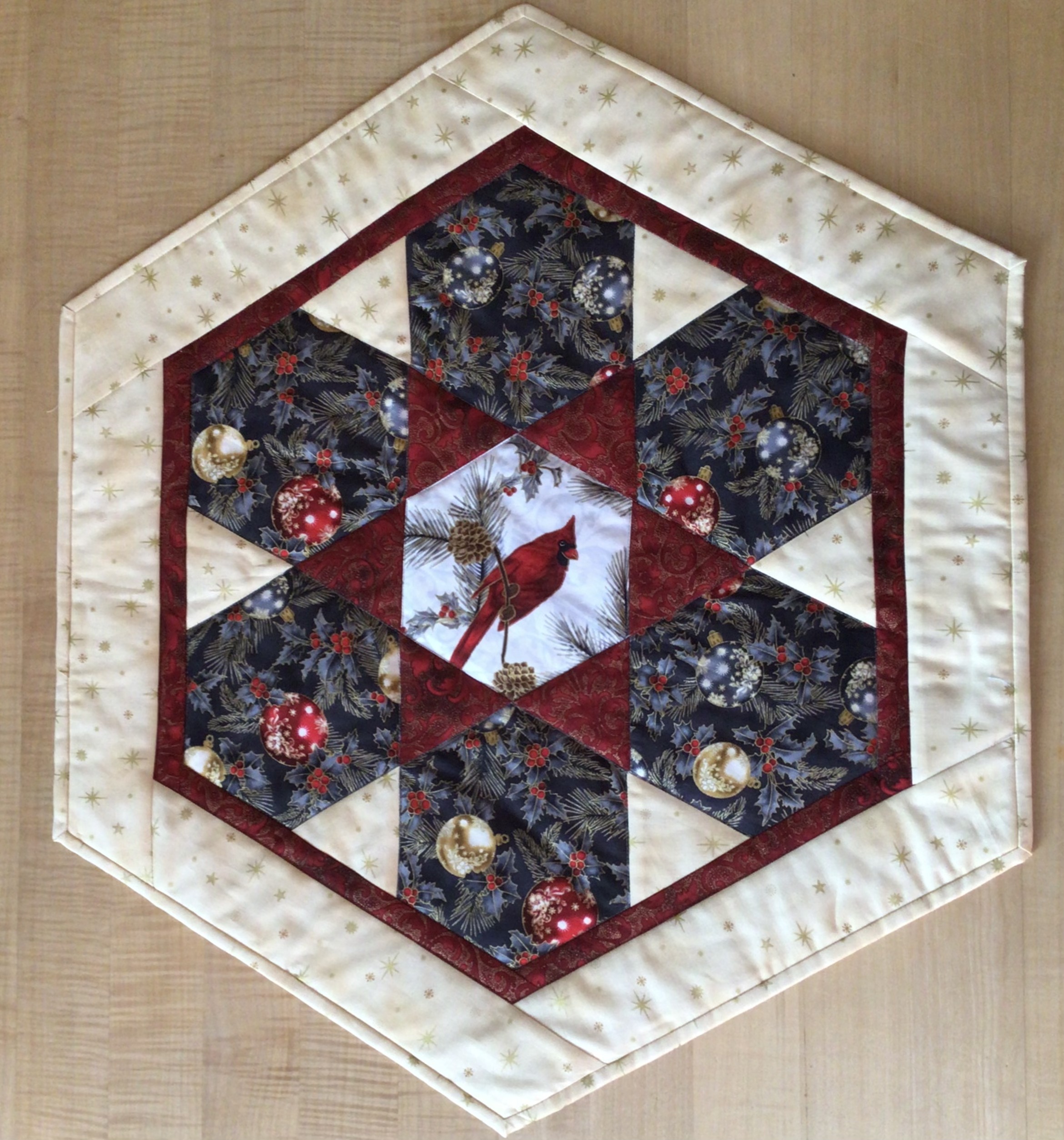 Genähte Mitteldecke "Rote Kardinal "