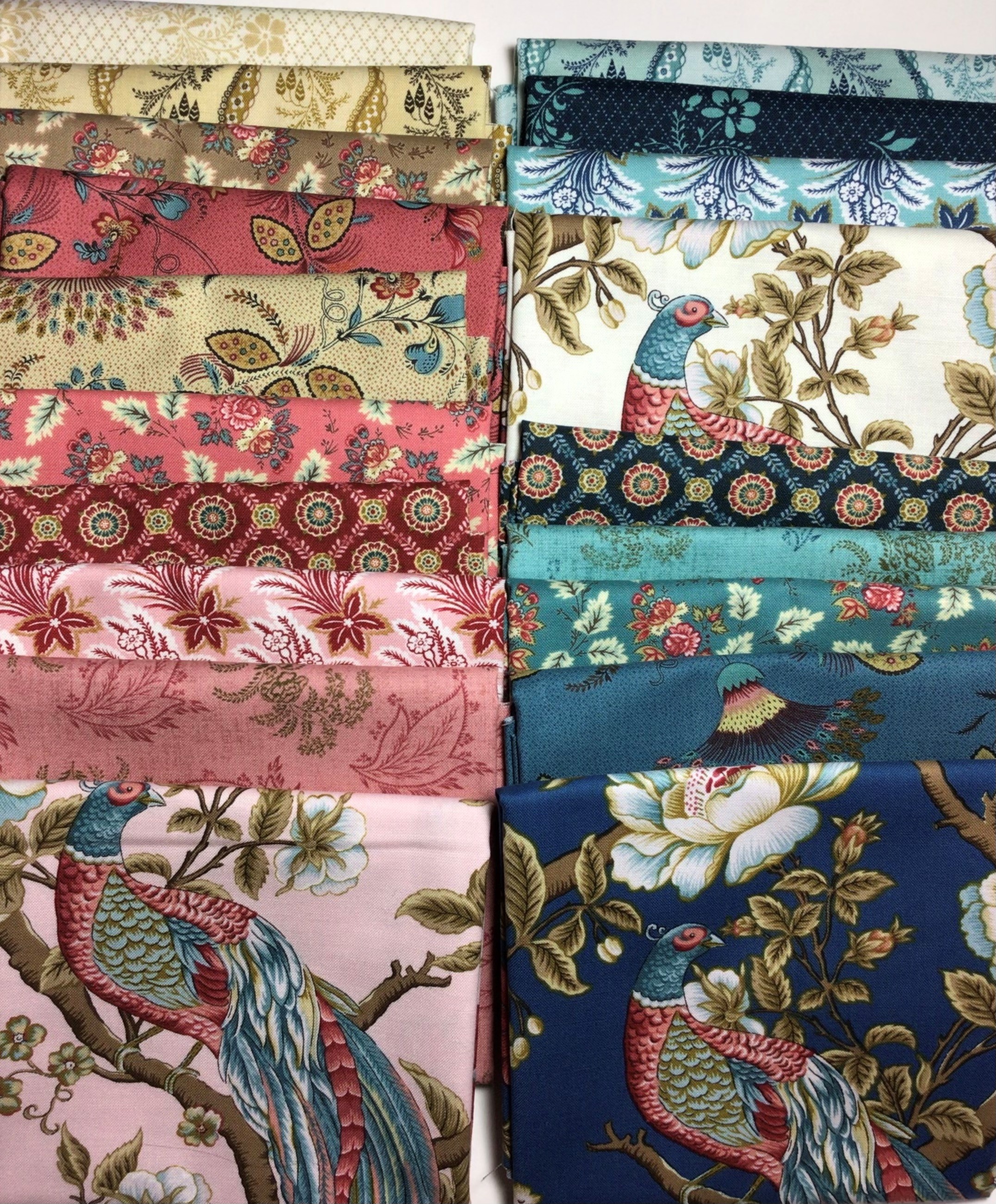 Michelle Yeo Stoffe mit Traditionellen Muster, Stoffe mit Vögel, Blumen.