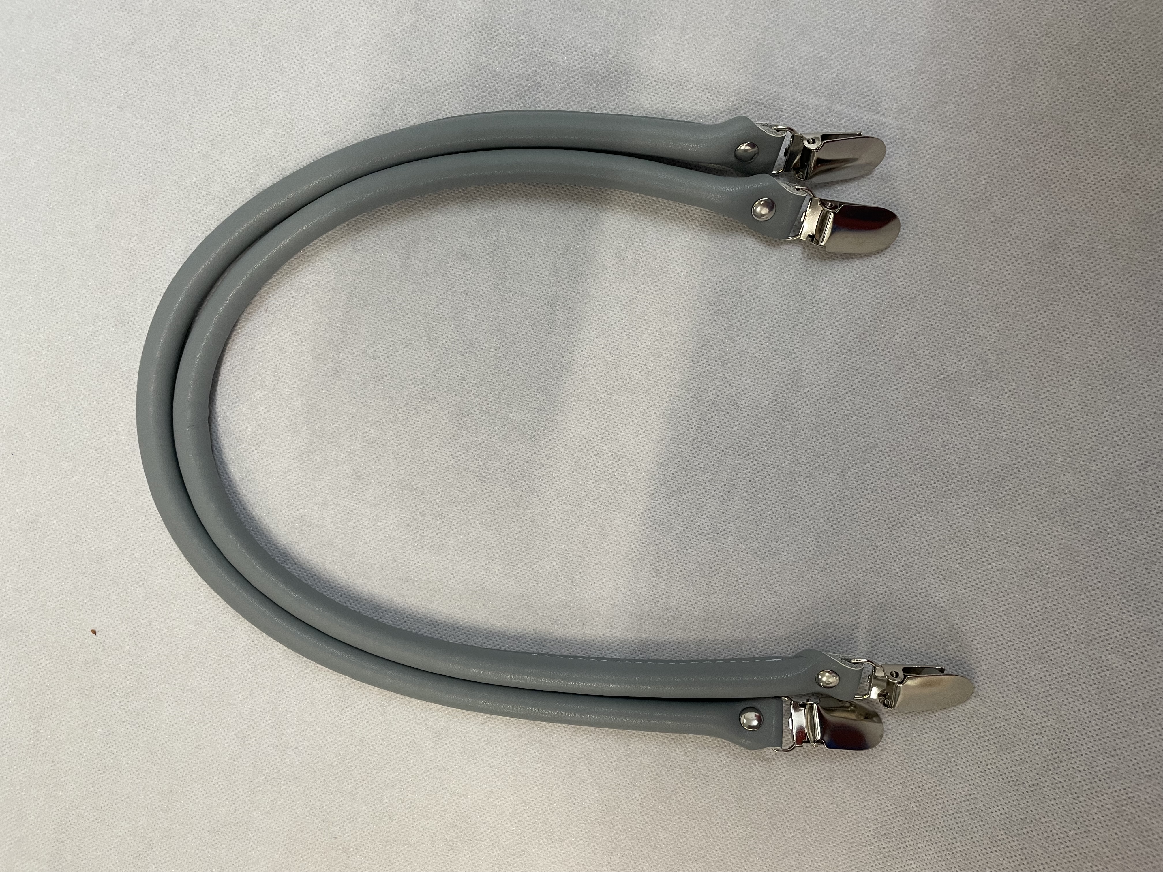 Taschengriffe in Hellgrau mit Clips in Silber/ Leder