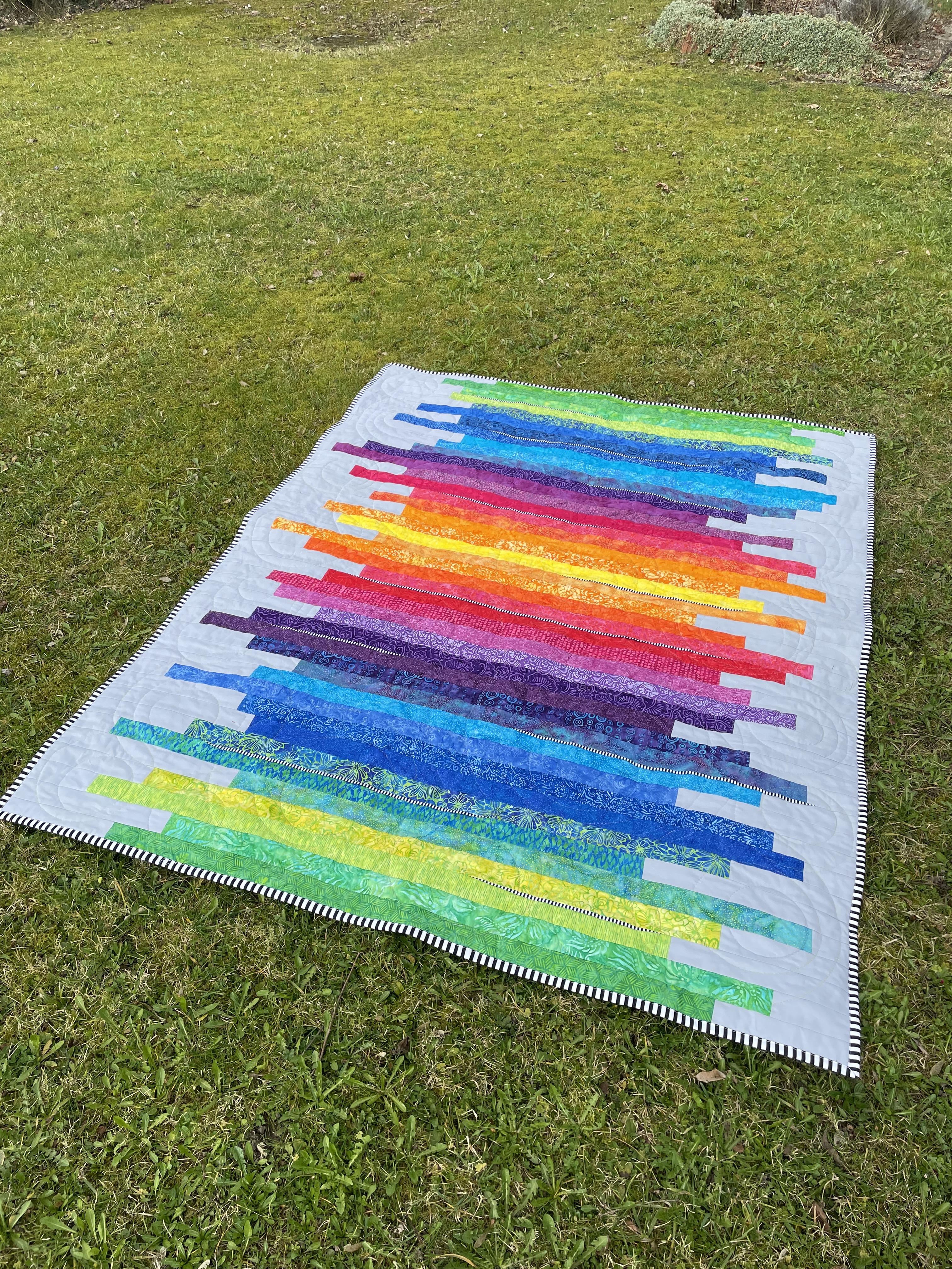 Decken selber nähen, Patchworkdecke für Nähanfänger. Zugeschnittene bunte Streifen und Anleitung mit Fotos.