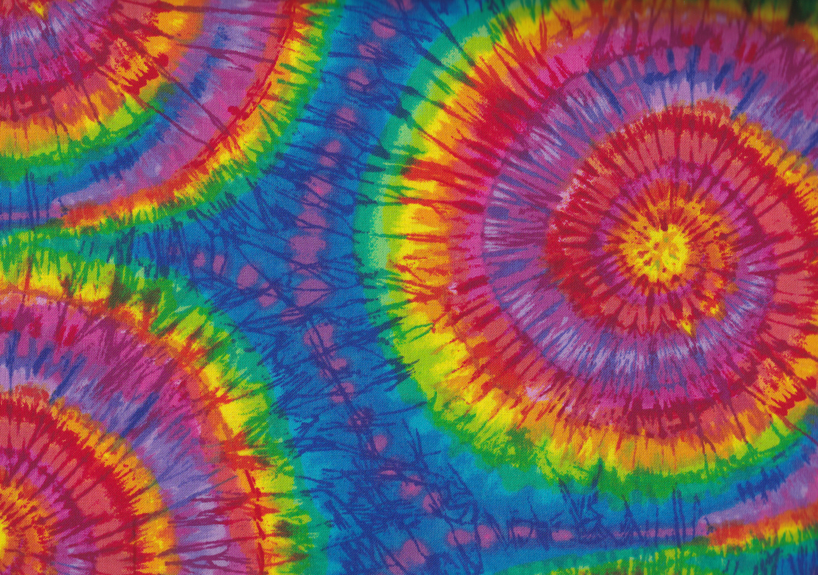 Baumwollstoff mit buntem, batikähnlichen Druck. Regenbogenfabren.