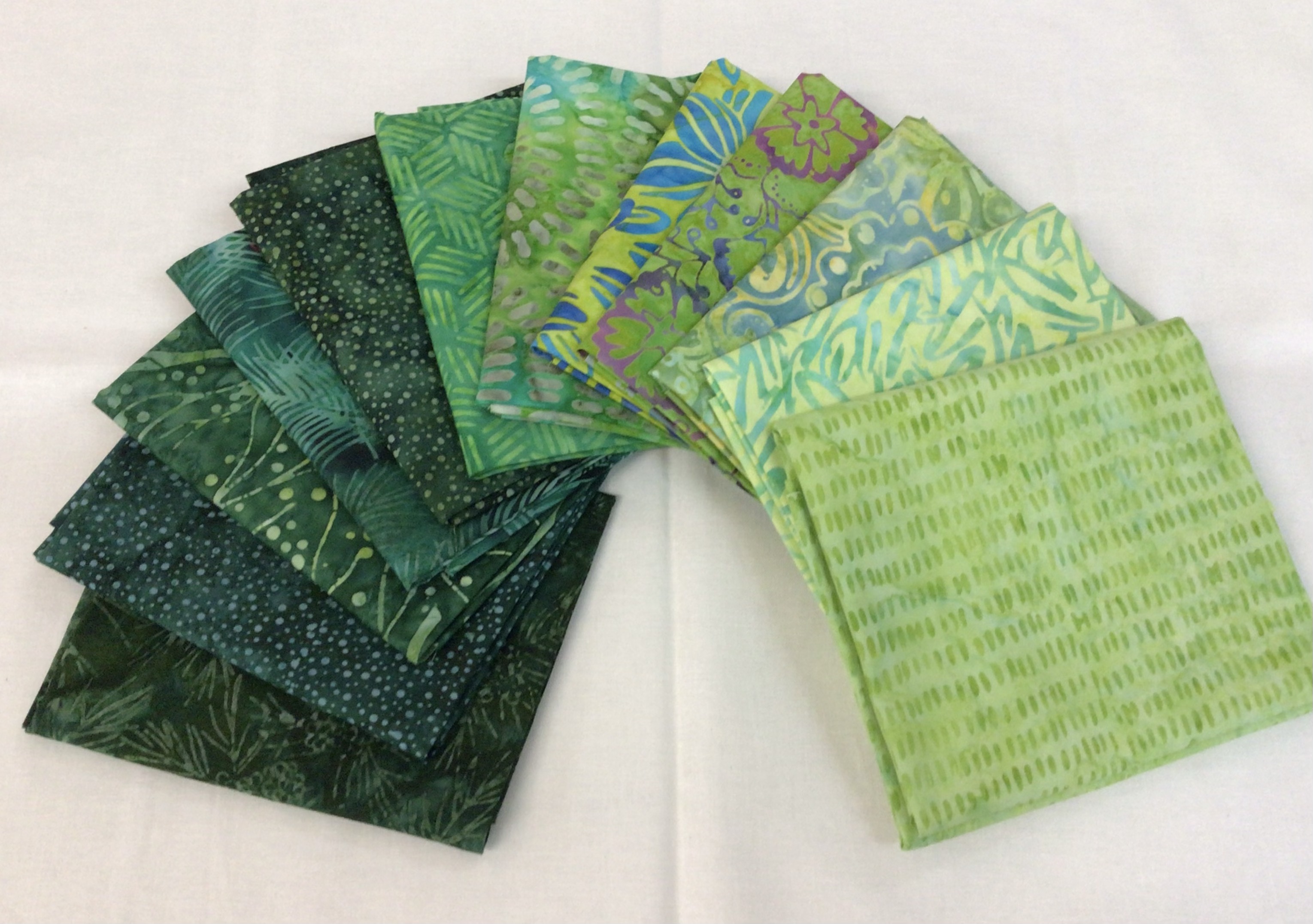 Batikstoffe in verschiedenen grünen Farbkombinationen, FQ Päckchen Batik Jungle