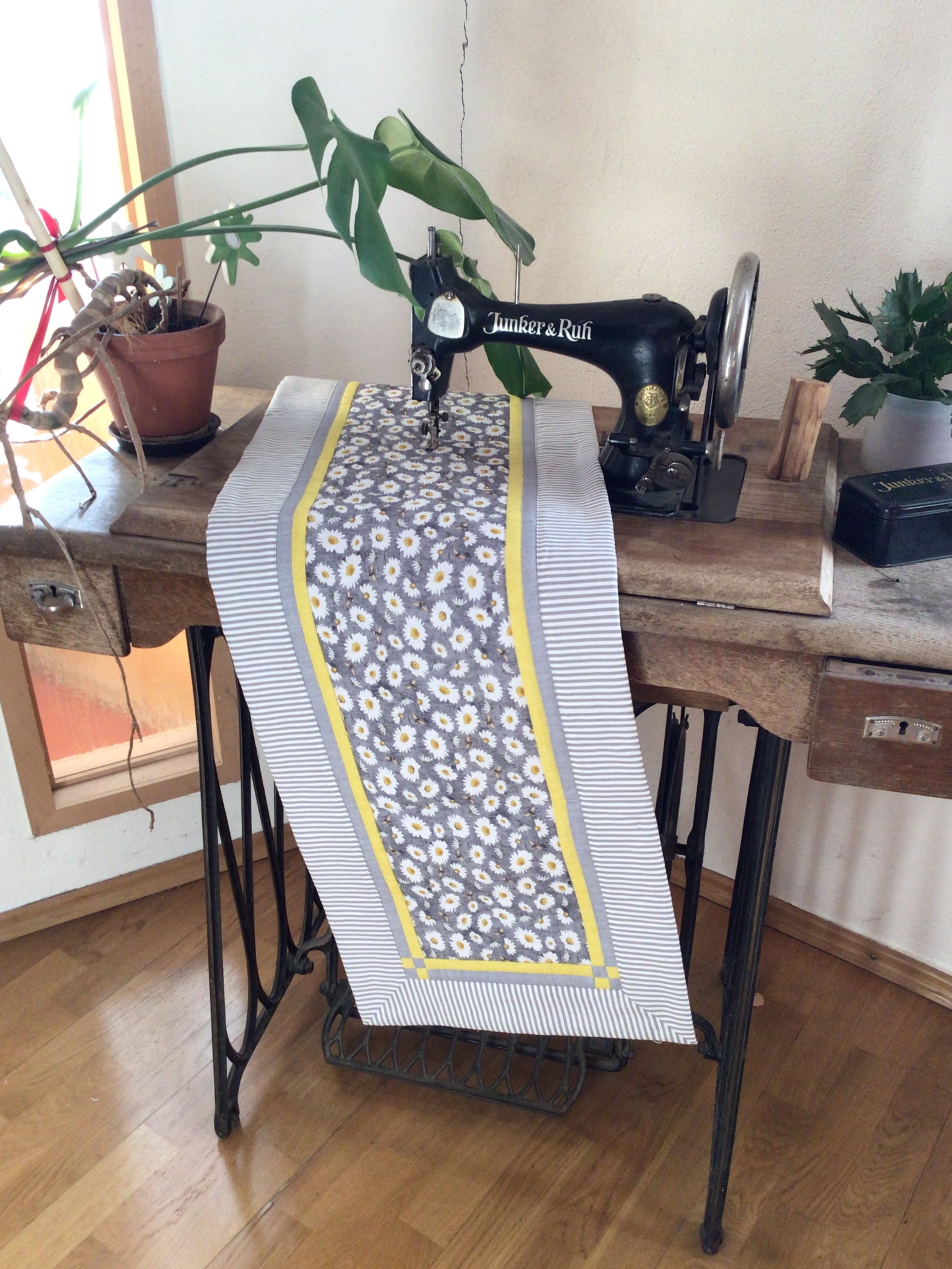 Tischläufer zum Nachnähen" Margariten"