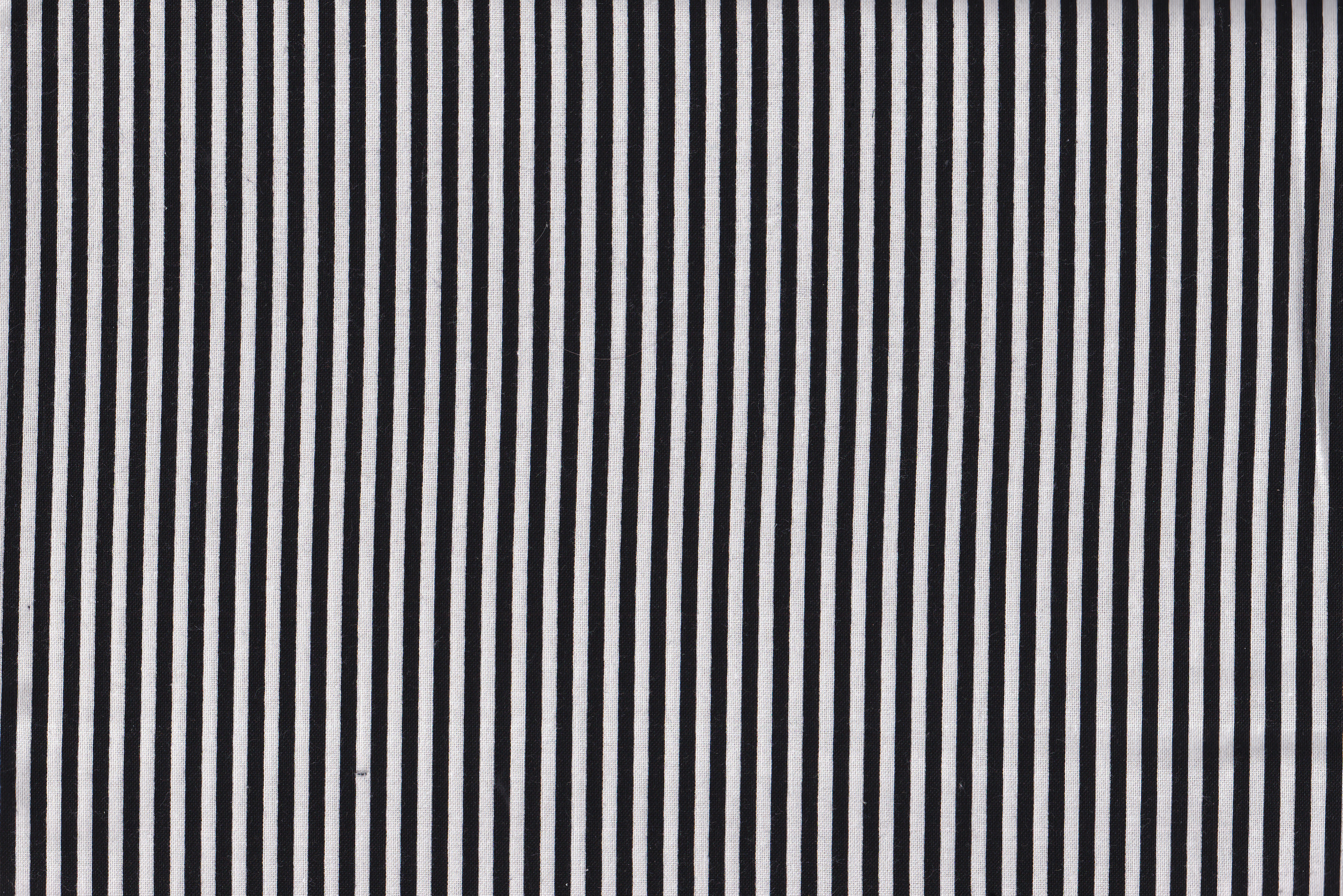 Stoff mit schwarz-weißen Streifen in ca.1/8 inch Breite. Akzentstoff für Ihre Nähprojekte