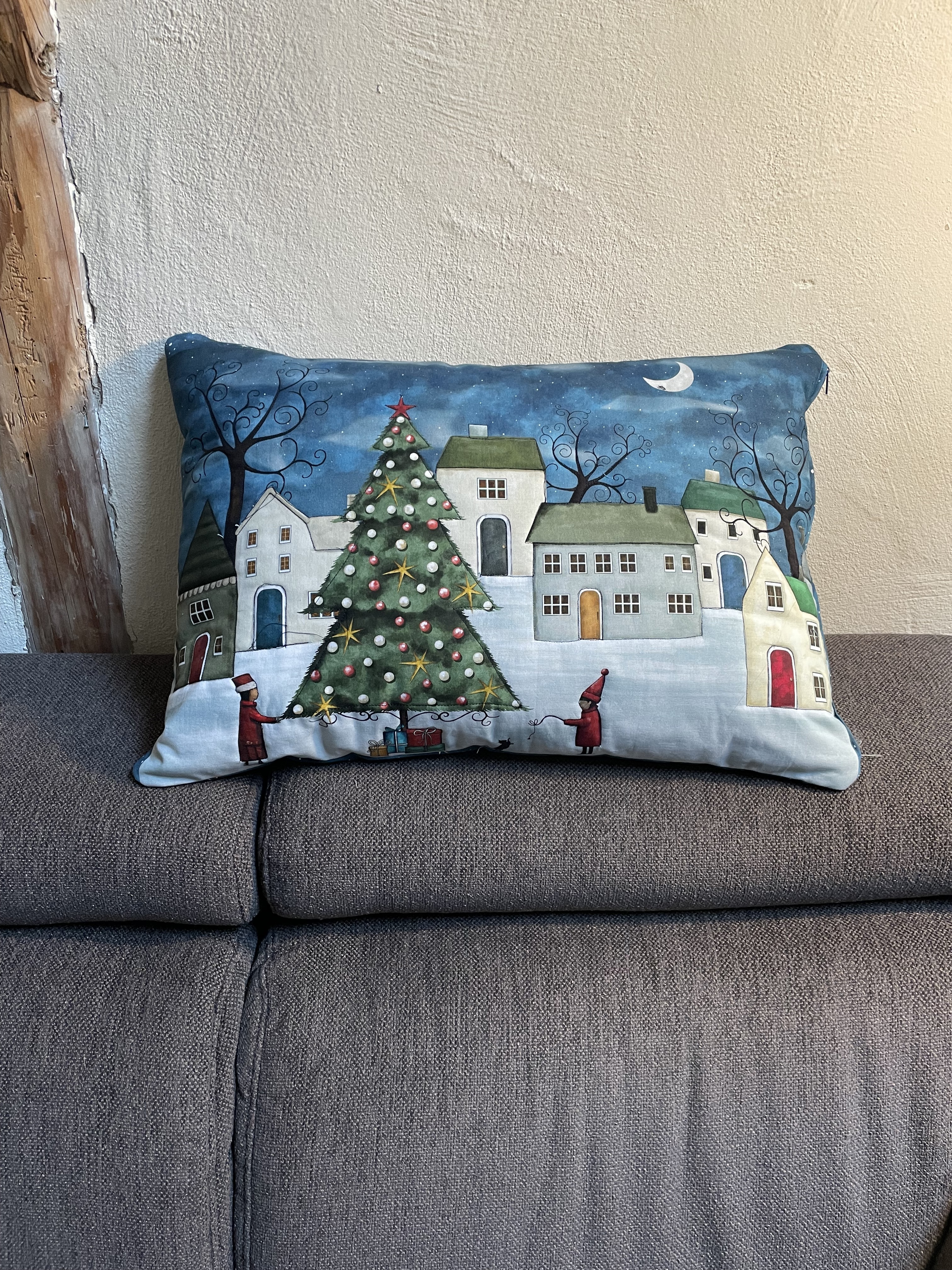 Genähtes Kissen mit Tannebaum und Häuser