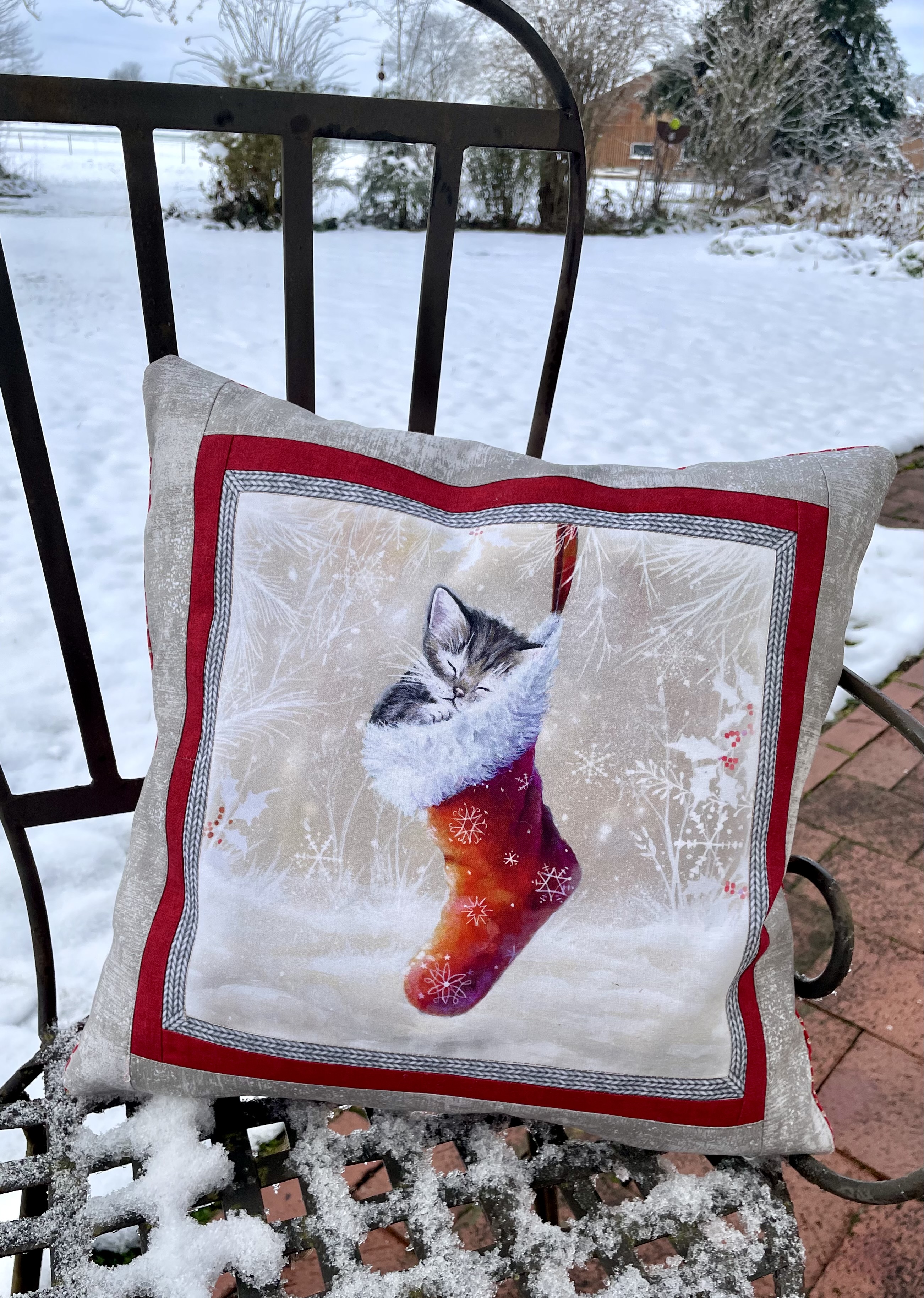 Genähtes Kissen Katze in Nikolausstiefel.