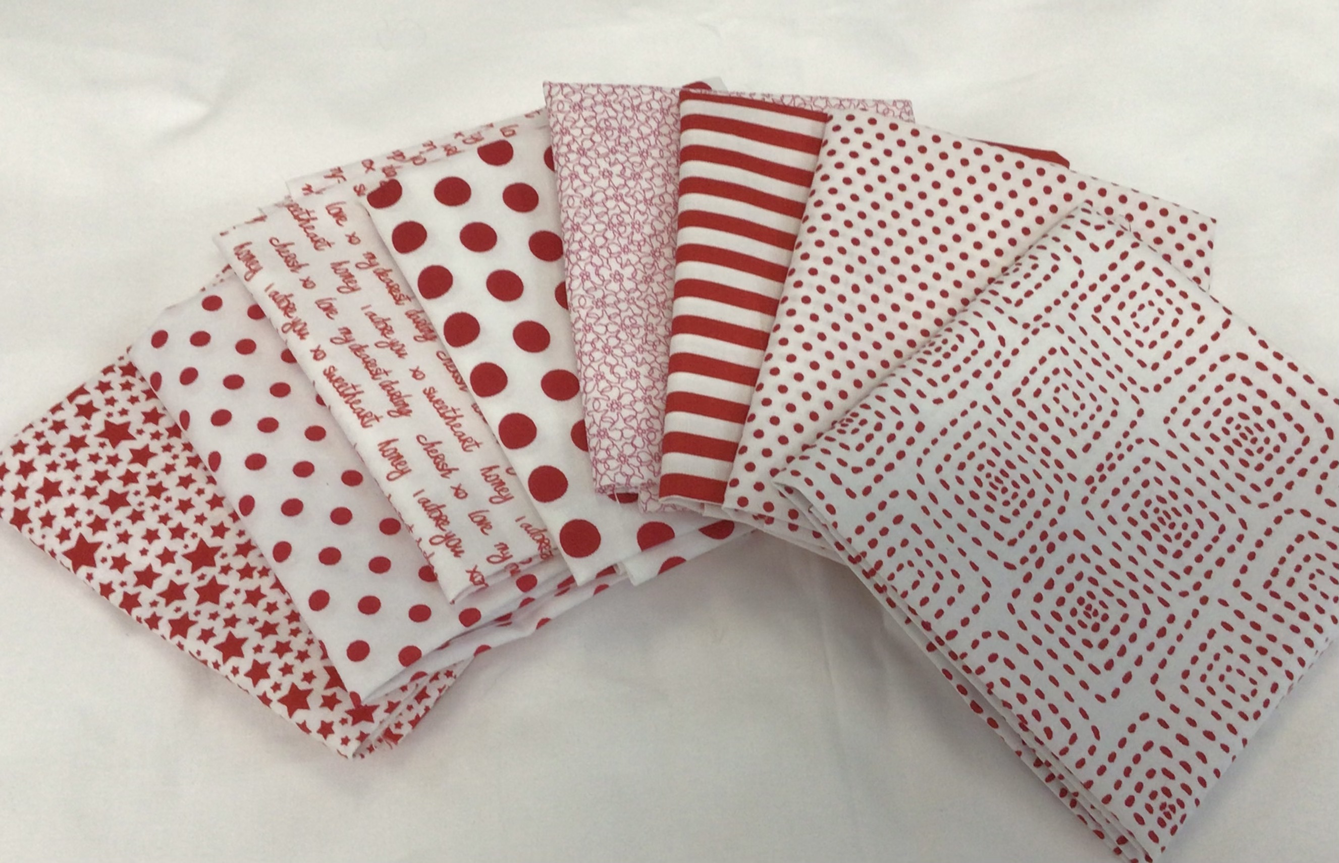 Stoffe in Weiß mit kleinen Muster in Rot