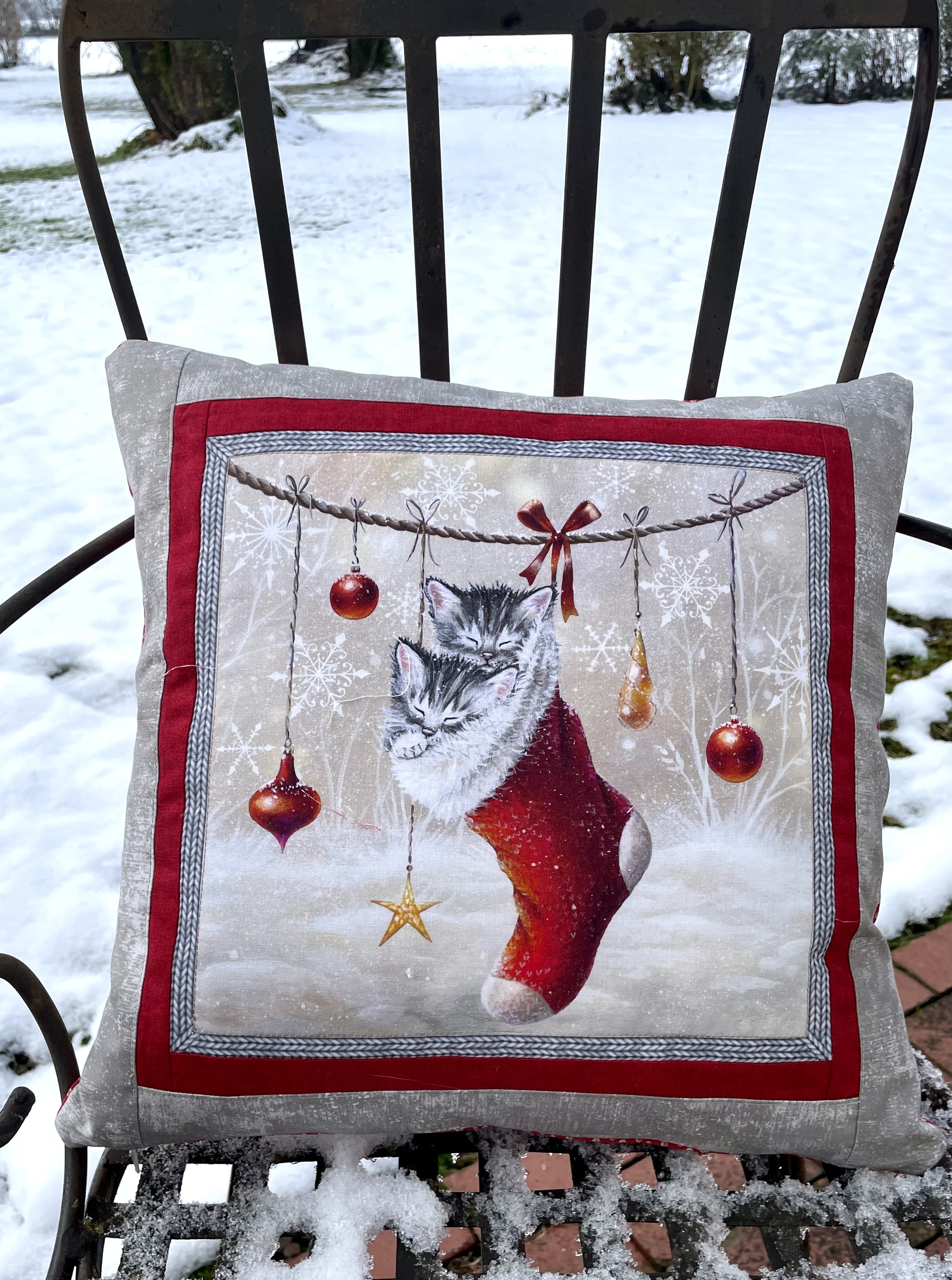 Genähtes Kissen Katze in Nikolausstiefel.