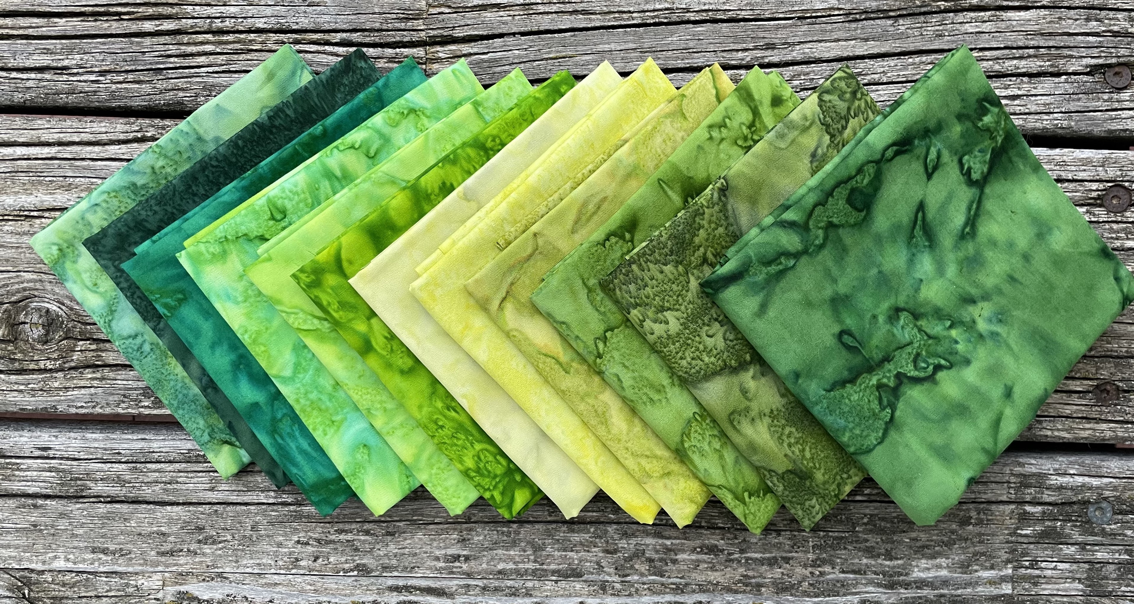 Batik Stoffe in verschiedenen grünen Farben