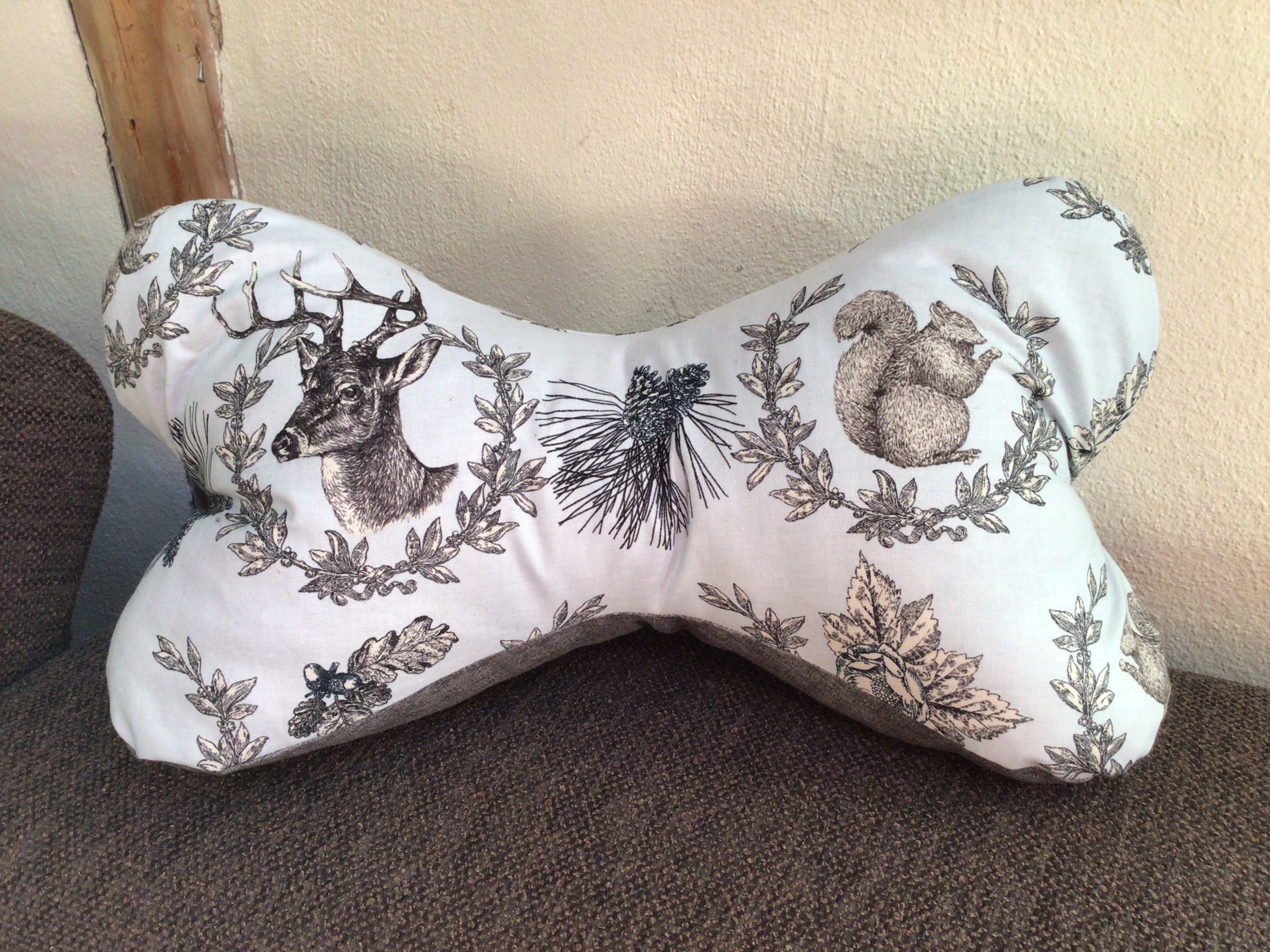 Leseknochen Hirsch, tolles Geschenk für Lesefreunde