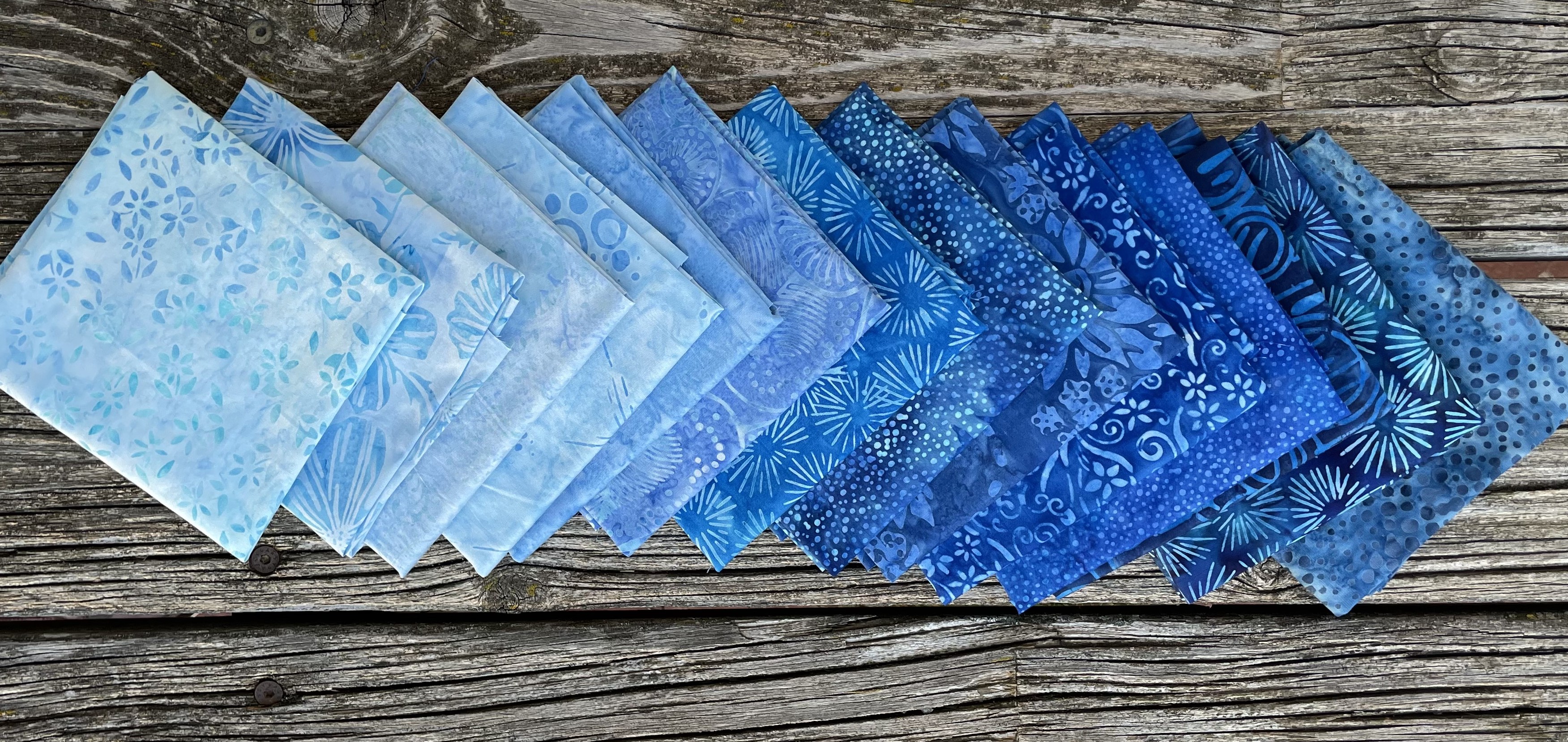 Batikstoffe in Blau, FQ Päckchen " Blue Wave" mit gemusterten blauen Pastchworkstoffen.