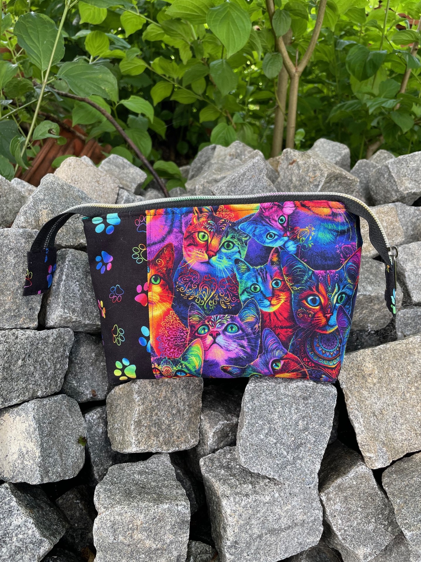 Täschchen mit Katzen Motiven, bunte Katzen und Tazenstoffe. Materialpackung