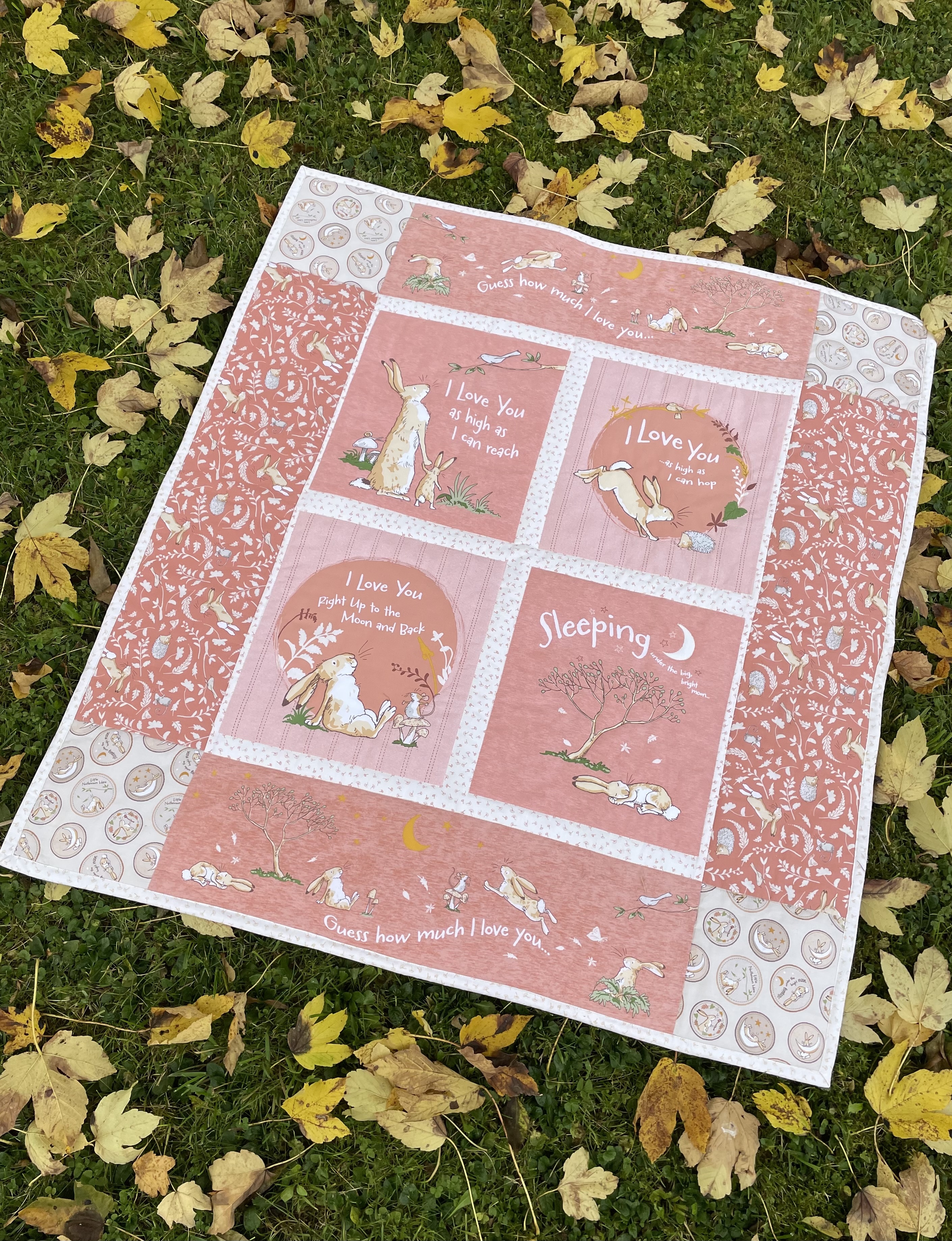 Kuscheldecke " Spielen & Kuscheln mit Stoffen von der Serie Guess how much i love you