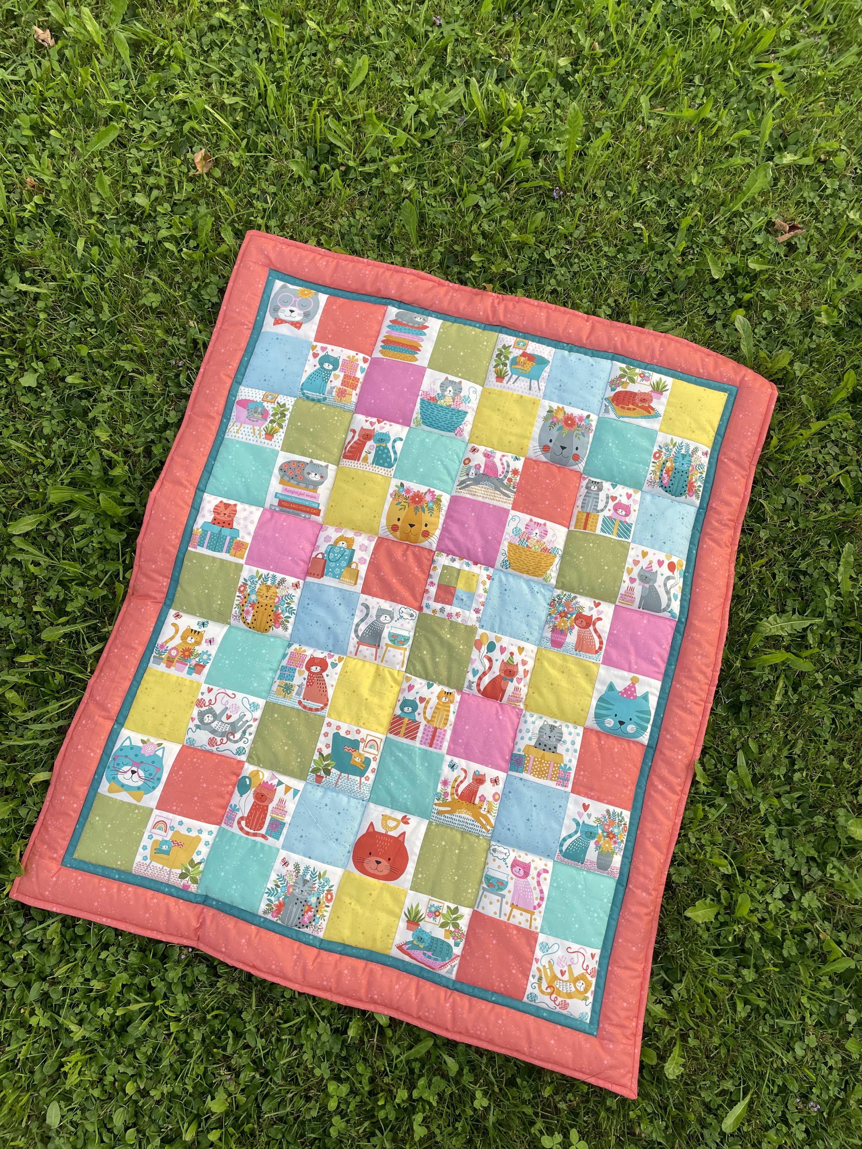 Farbenfrohe Krabbeldecke " Miau" Kleine Decke mit Katzenmotiven, Materialpackung