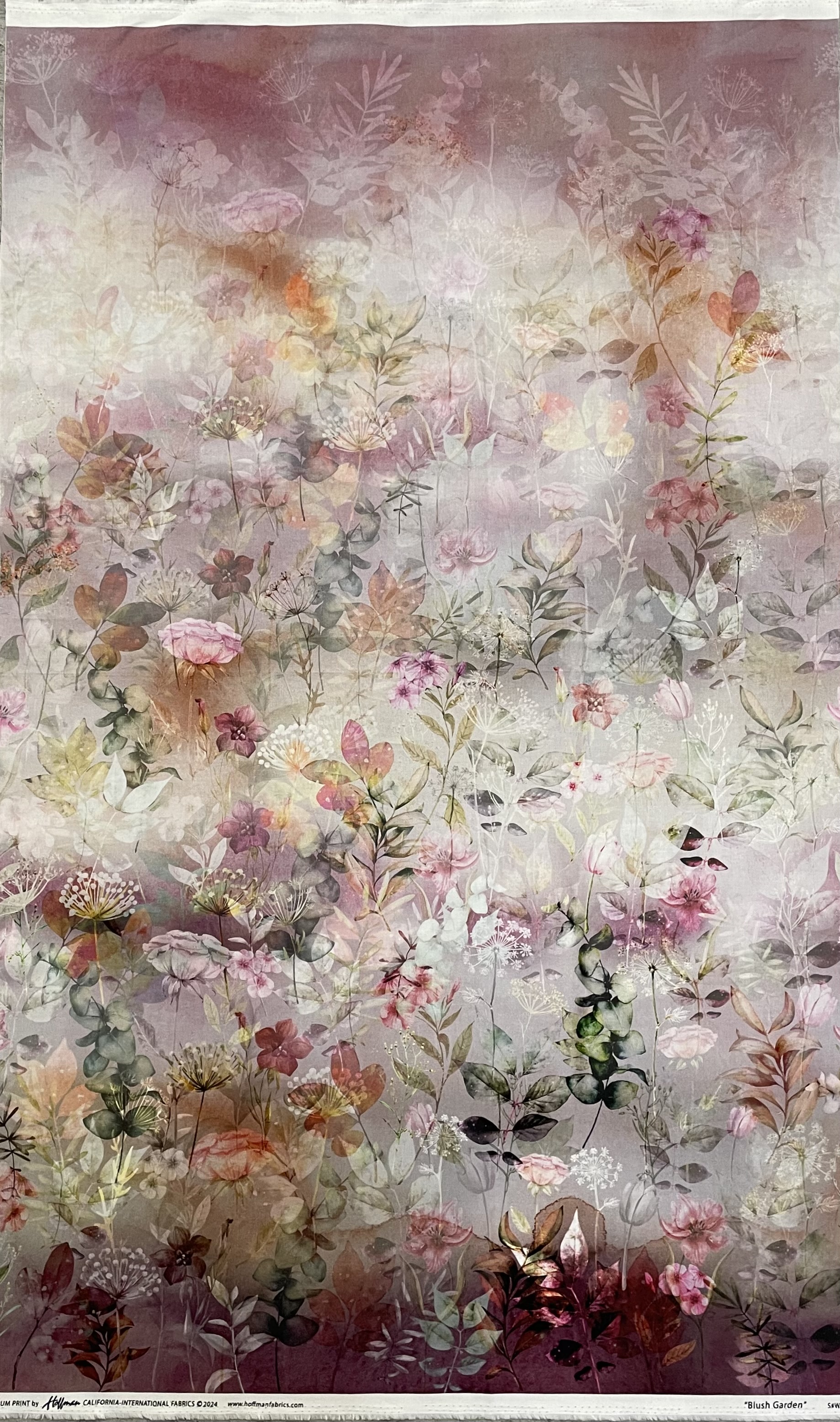 Stoff mit zartem Blumenmuster