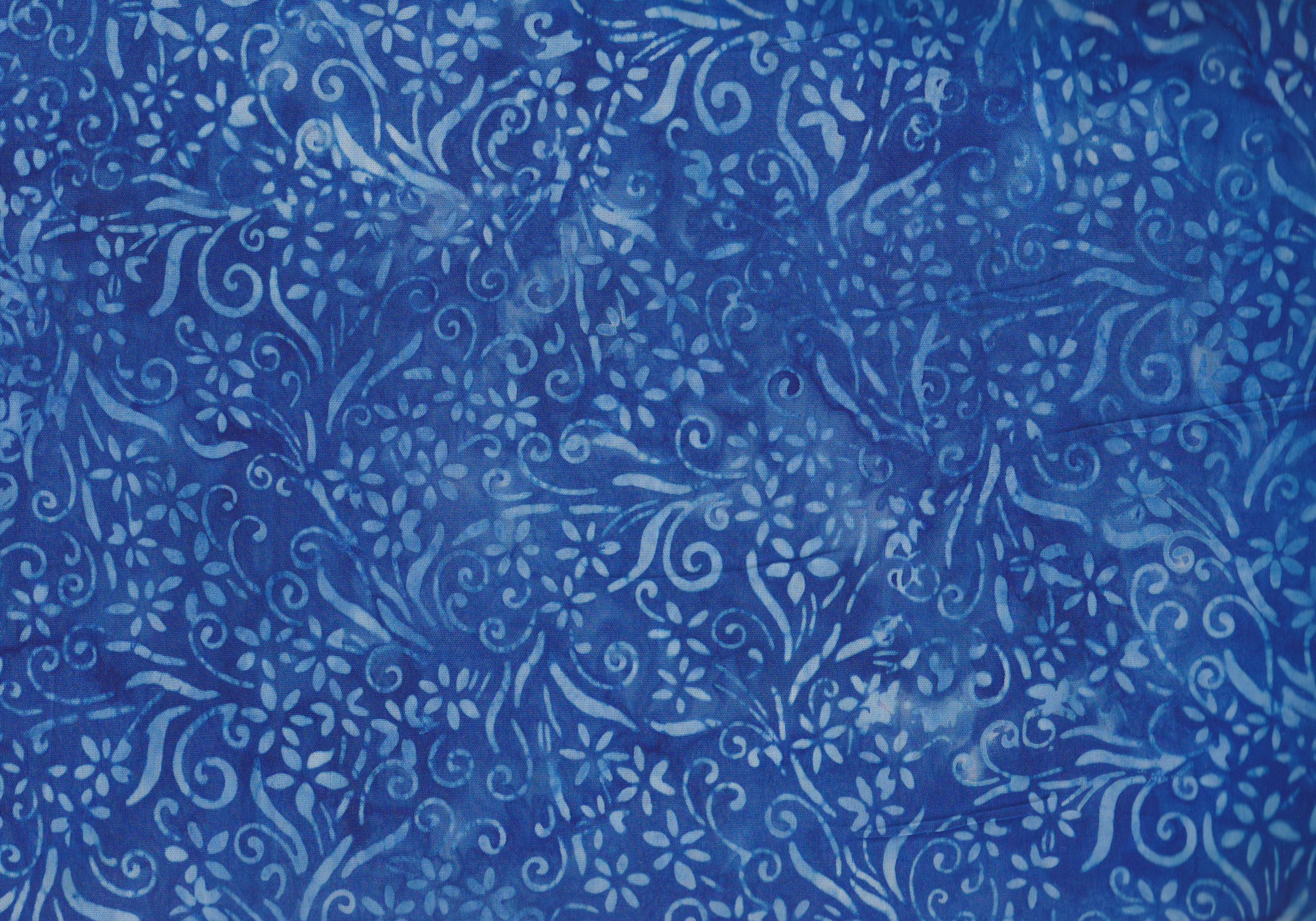 Batik in Blau mit Blumenmuster