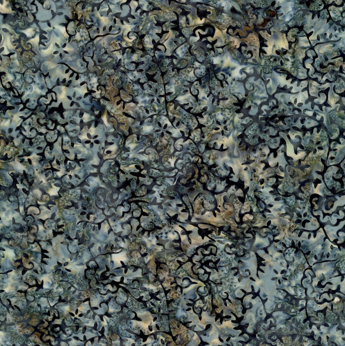 Grau-blauer Batikstoff mit Rankenmuster in Dunkelgrau/ Schwarz